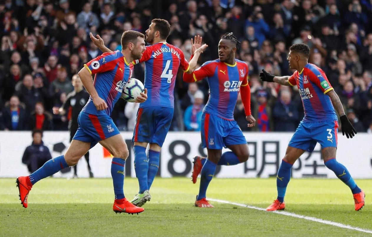 现场观赛，弗洛伦蒂诺和齐达内出席在伯纳乌举行的NFL海外赛（弗洛伦蒂诺与齐达内现身伯纳乌 观战NFL海外赛）