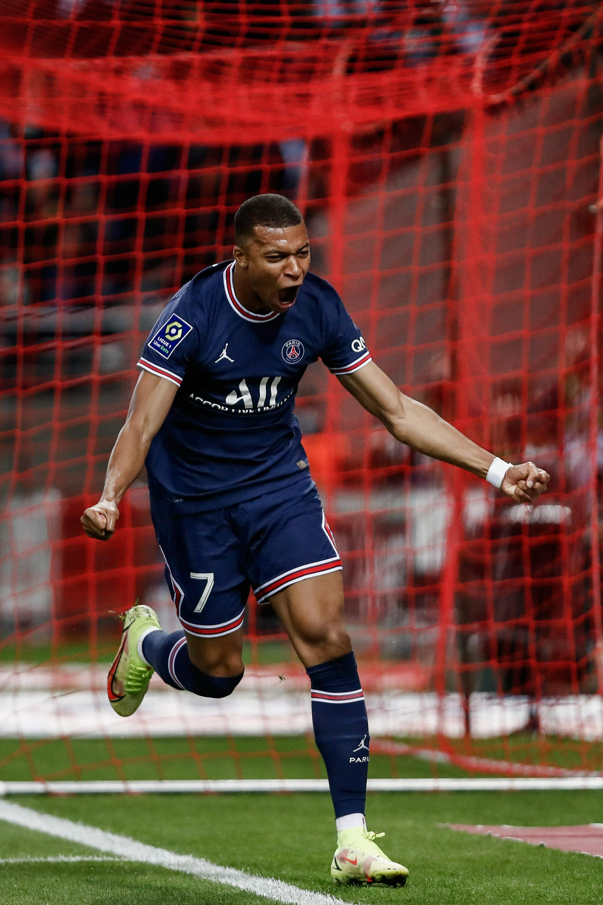 勇士外线三分连续暴走（勇士外线火力爆棚，三分狂飙不止）