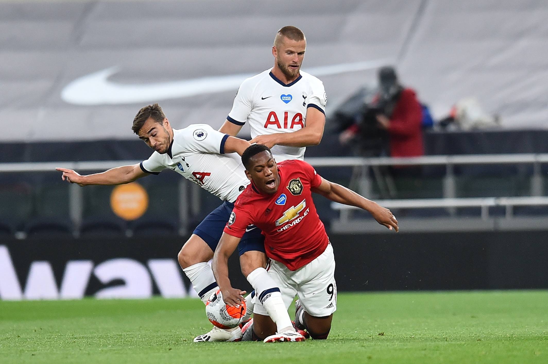 上海男篮三分雨淹没对手（上海男篮外线火力全开，击溃对手）