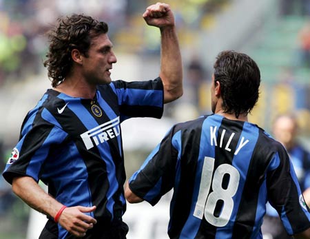 前锋单场双响助球队取胜（前锋梅开二度助球队告捷）