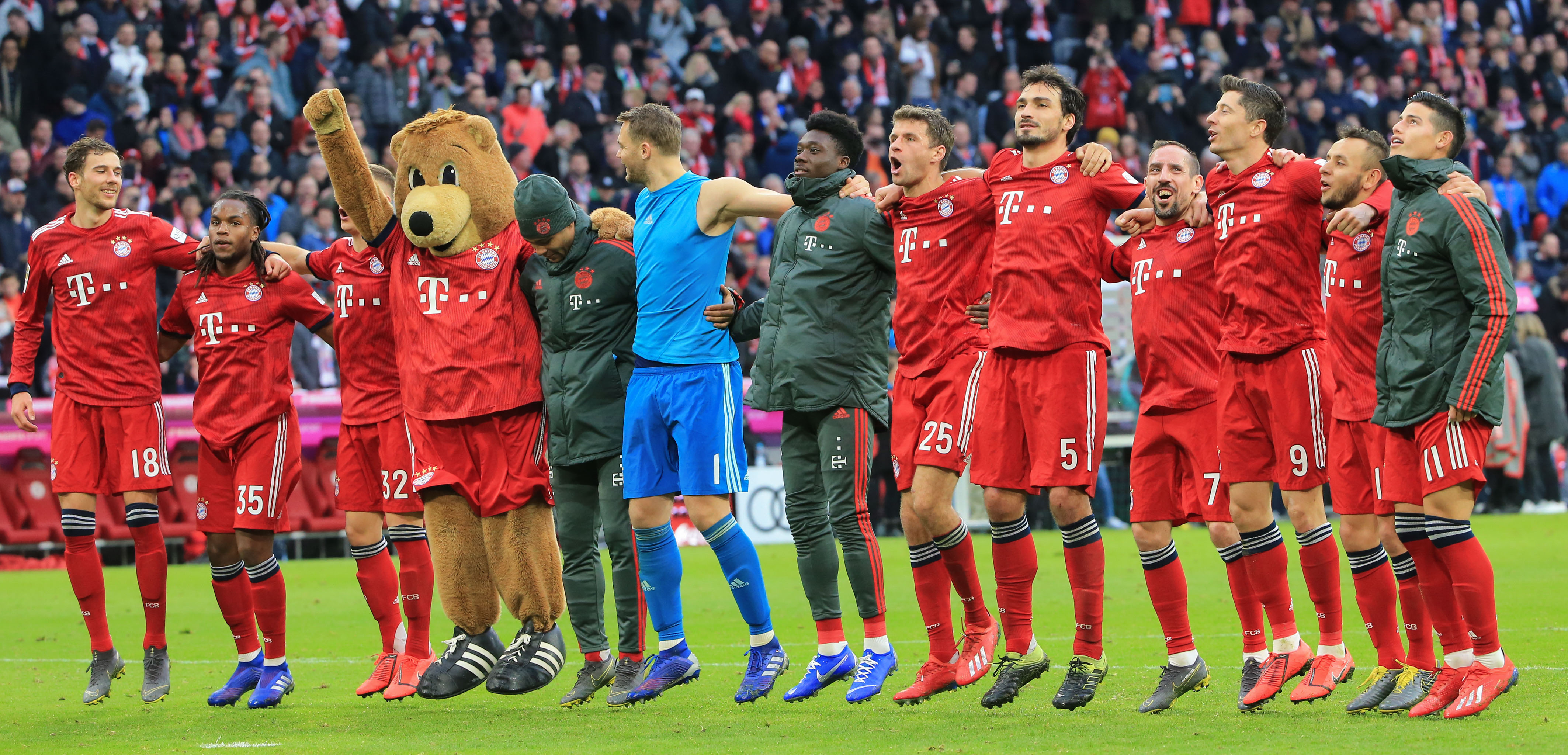 曼城大幅轮换？夸安萨：他们今晚首发的球员有些也是世界级的（夸安萨谈曼城轮换：今晚首发同样不乏世界级球员）