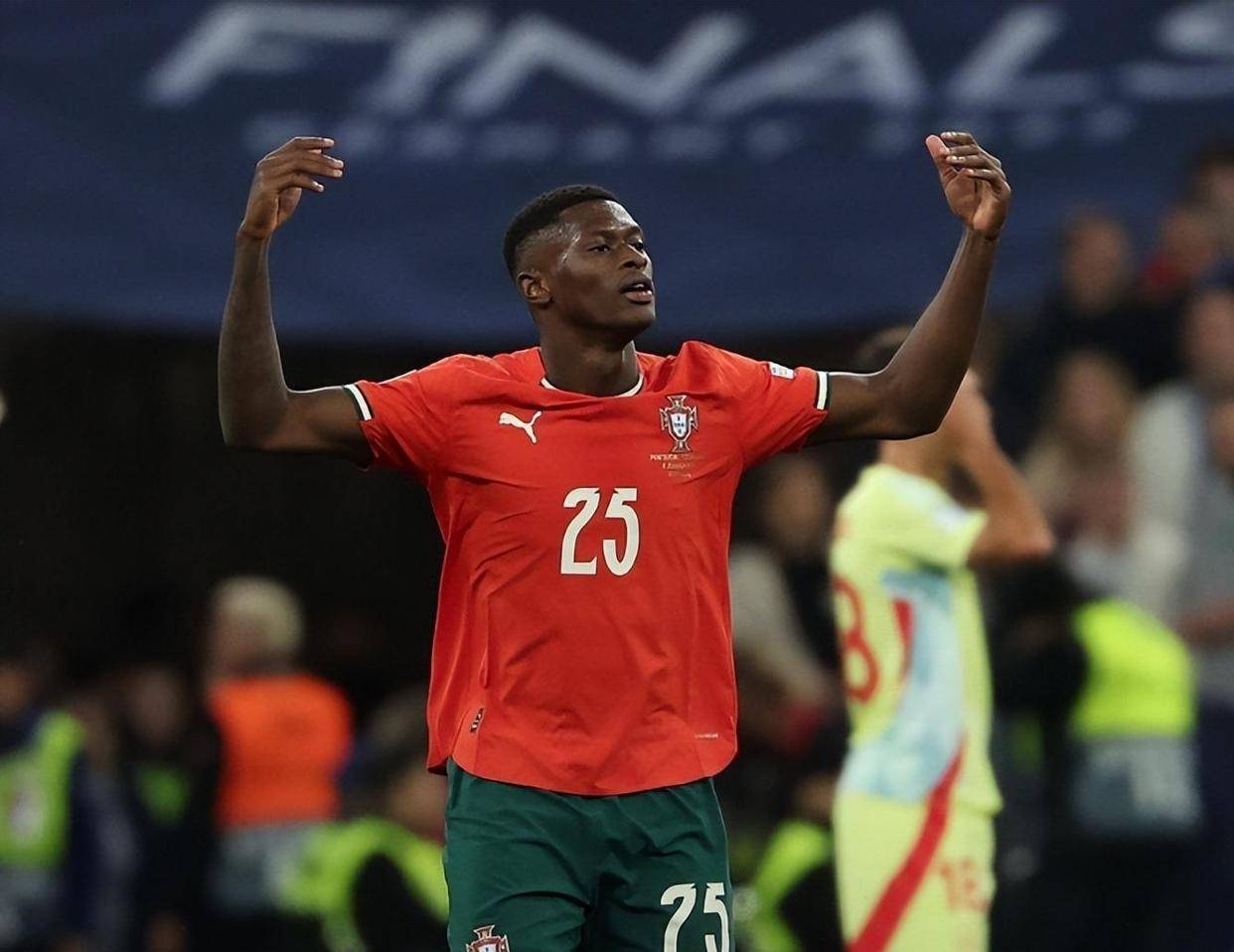 基米希：卡尔？能在拜仁表现出色并成为首发理应入选国家队（基米希：卡尔只要在拜仁发挥出色并坐稳主力，就应当入选国家队）