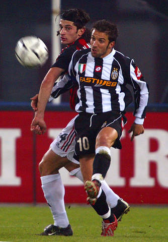 记者：拜仁计划签下17岁厄瓜多尔中卫奥拉亚，并准备将其外租（记者：拜仁拟引进17岁厄瓜多尔中卫奥拉亚，计划签约后外租）