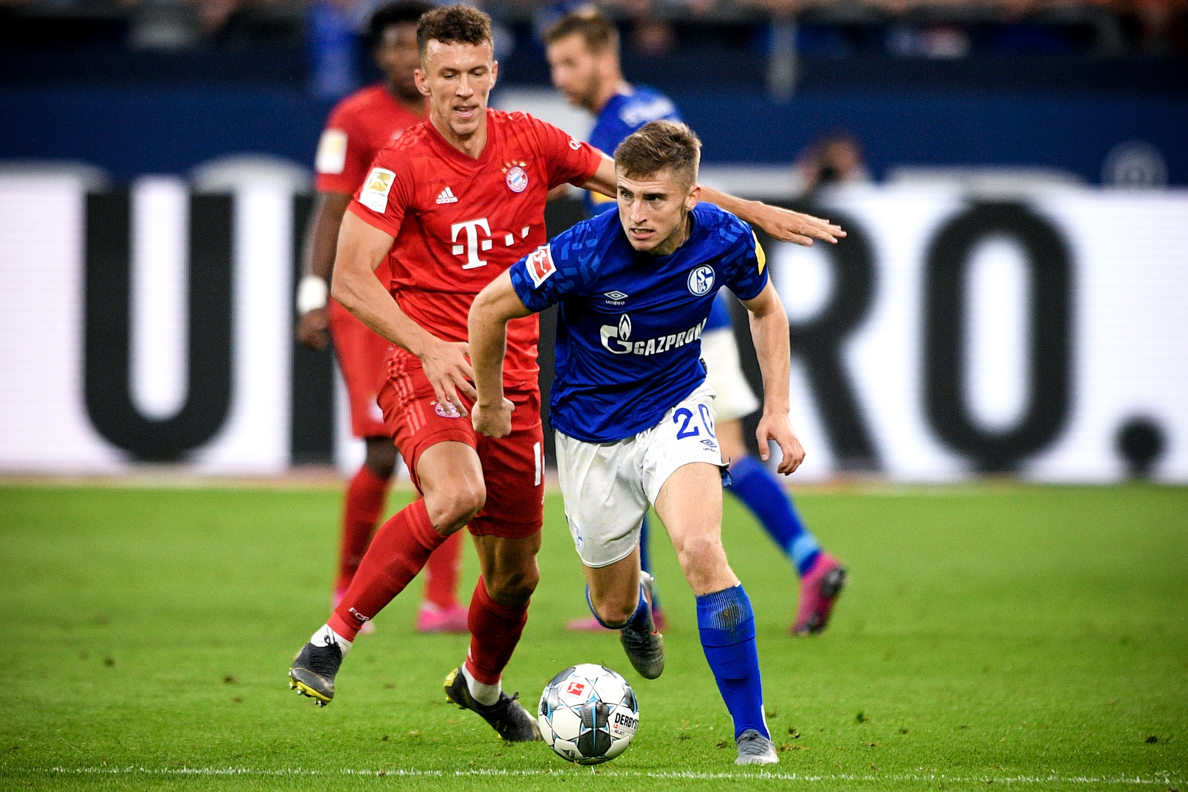 德甲官博祝贺邵佳一：期待邵佳一带领中国国家队走向更高舞台（德甲官微致贺邵佳一：期待其率国足迈向更高舞台）