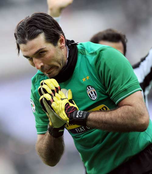 篮球NBA裁判再陷争议，两队抗议判罚（NBA判罚再掀风波，两队齐声抗议）