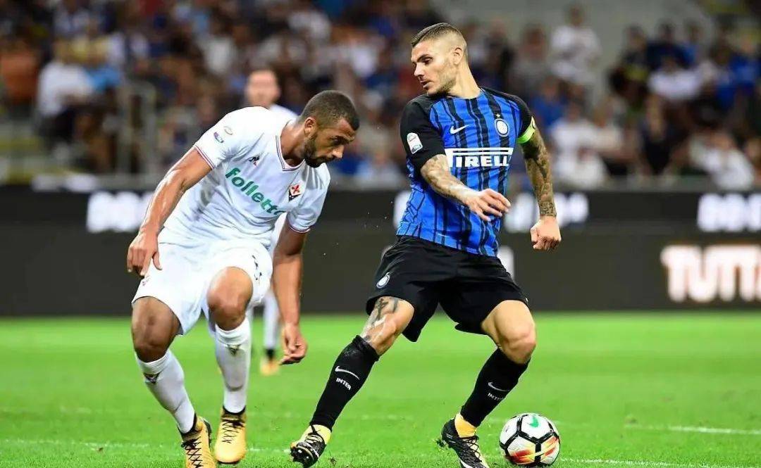 支持家乡球队，费德勒现身巴塞尔主场看台看对阵维拉的比赛（费德勒现身巴塞尔主场为家乡队助威，观战对阵维拉的比赛）