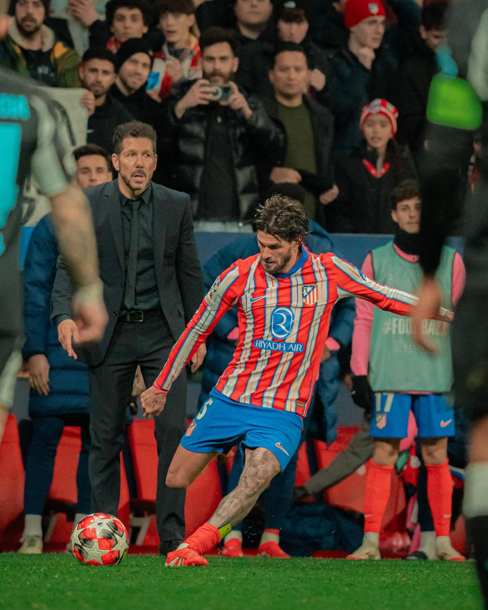 詹姆斯关键三分绝杀比赛（詹姆斯压哨三分定胜负）