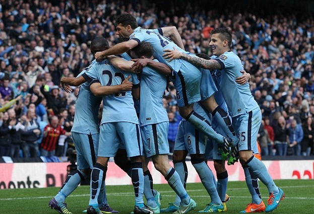 心系老东家，维尼修斯晒穿达尼洛弗拉门戈13号球衣打游戏（维尼修斯致敬旧主：穿达尼洛弗拉门戈13号球衣打游戏）