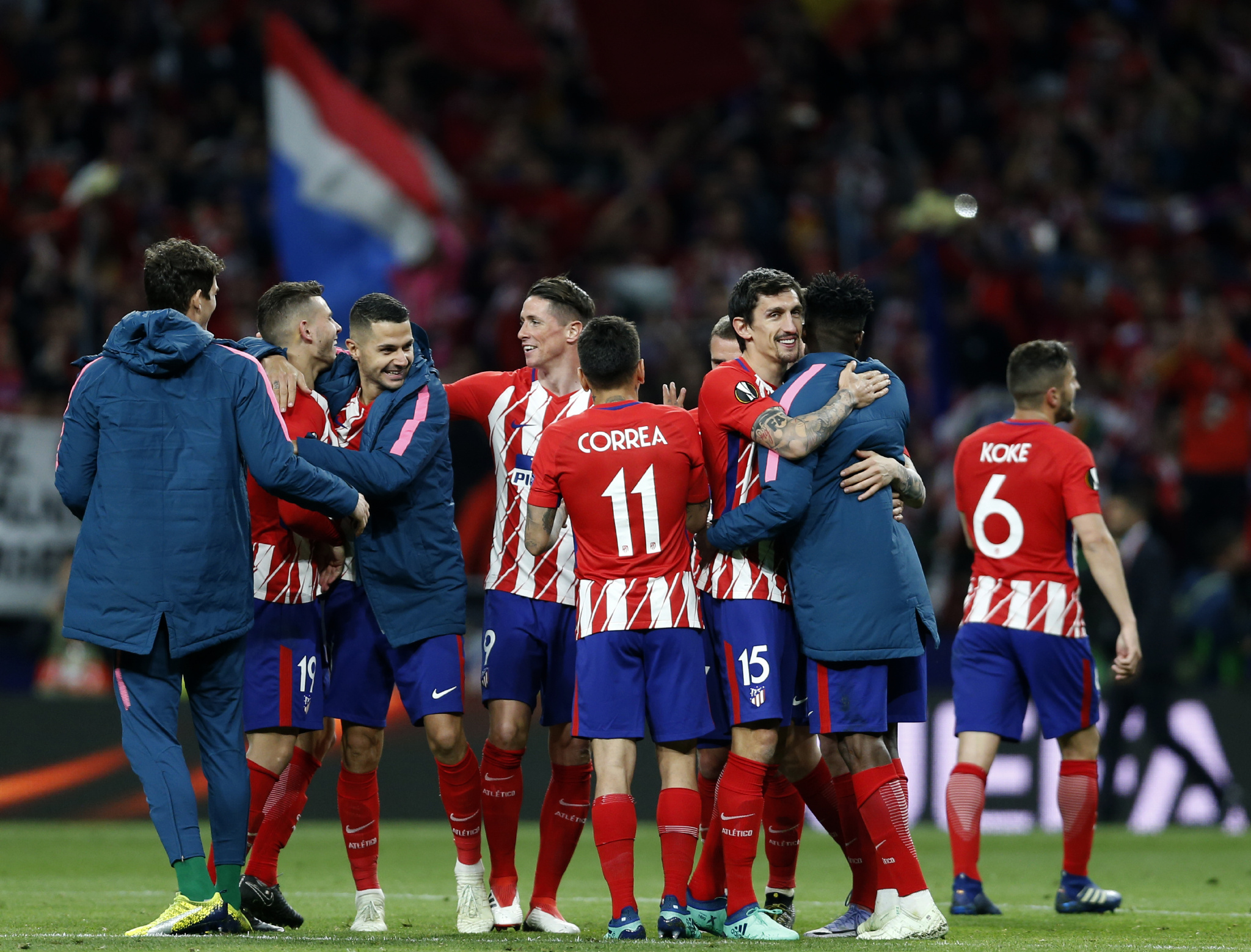 欧文突破防守助攻制胜（欧文穿透防线送出致胜助攻）